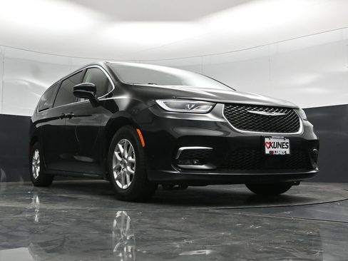 Used 2024 Chrysler Pacifica Touring-L FWD image 58