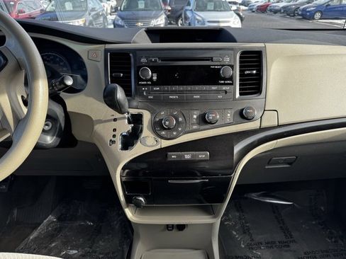 Used 2012 Toyota Sienna LE image 2