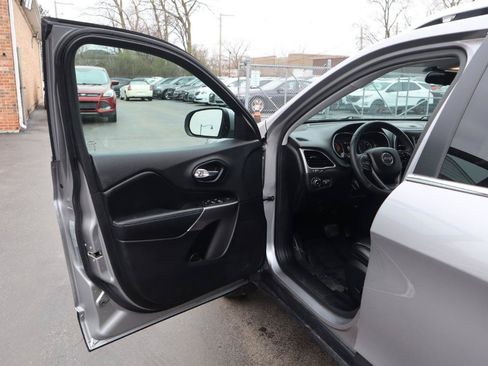 Used 2019 Jeep Cherokee Latitude Plus w/ Cold Weather Group AWD/4WD image 19