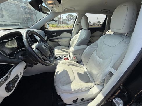 Used 2019 Jeep Cherokee Limited image 9