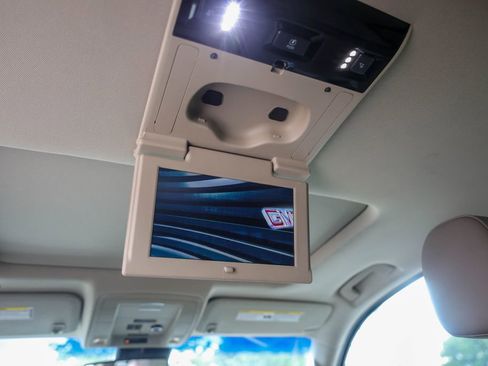 Used 2018 GMC Yukon SLT w/ Premium Edition image 30