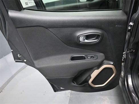 Used 2017 Jeep Renegade Latitude w/ Popular Equipment Group image 29