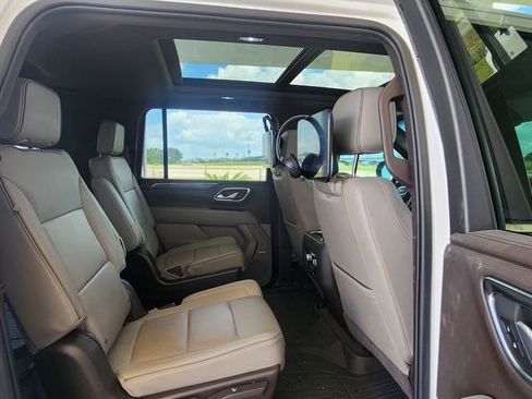 Used 2022 GMC Yukon XL SLT w/ SLT Premium Package image 24