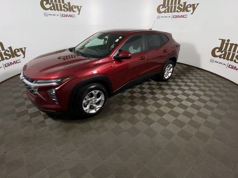 Used 2024 Chevrolet Trax LS w/ LS Convenience Package FWD image 4