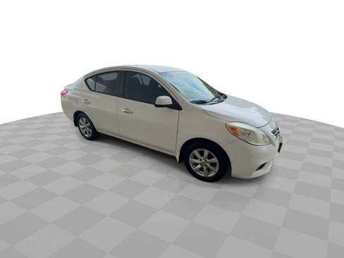 Used 2013 Nissan Versa FWD image 2
