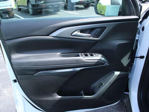 Used 2025 Chevrolet Traverse LT FWD image 32