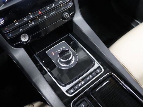 Used 2018 Jaguar F-PACE Premium image 26