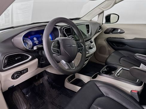 Certified 2024 Chrysler Pacifica Touring-L image 16
