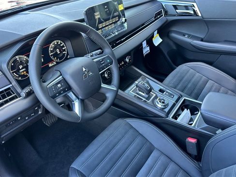New 2025 Mitsubishi Outlander SE image 11