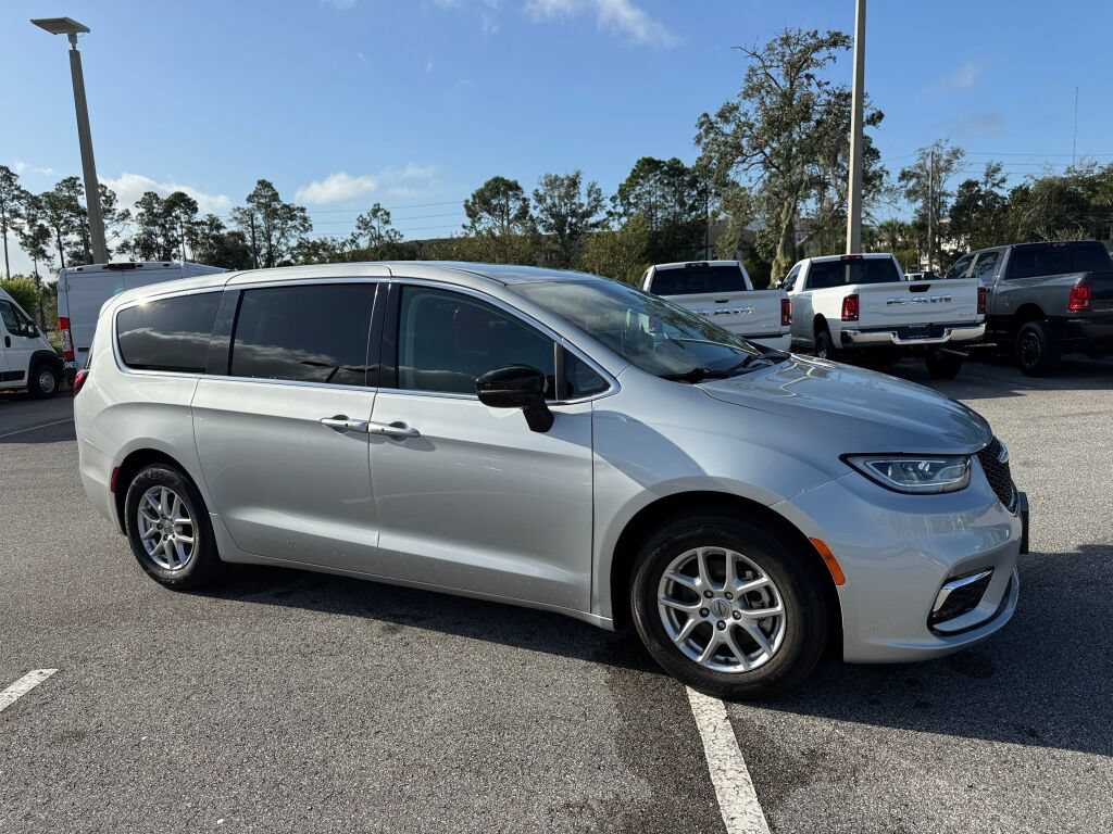 Used 2024 Chrysler Pacifica Touring-L FWD image 1