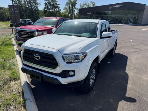 Used 2017 Toyota Tacoma SR5 w/ Tow Package AWD/4WD image 2