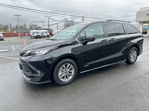Used 2021 Toyota Sienna LE image 2
