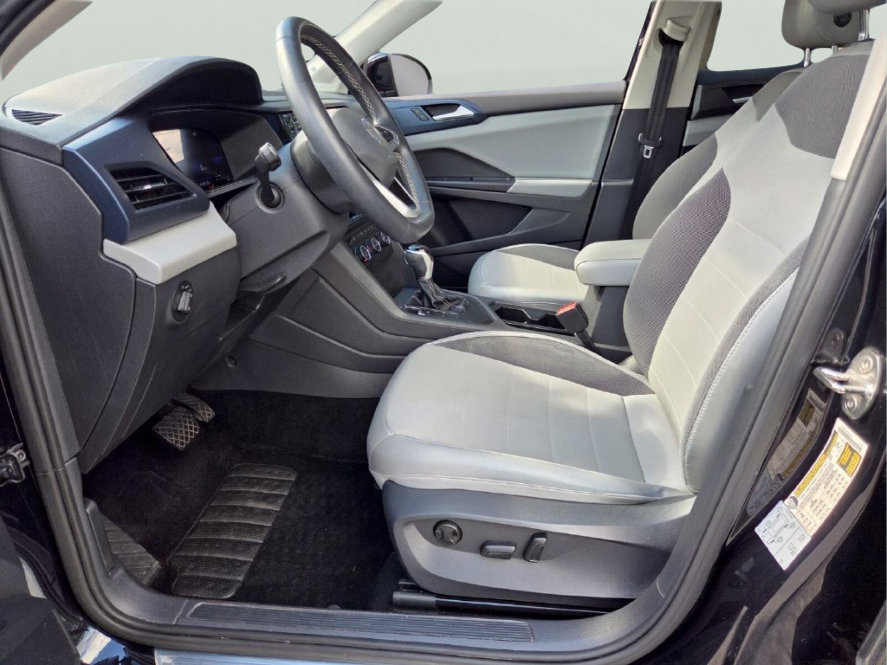 Used 2022 Volkswagen Taos SE w/ Panoramic Sunroof Package FWD image 9