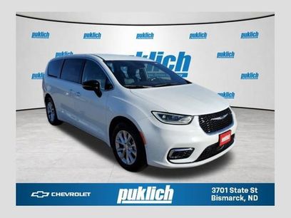 Used 2025 Chrysler Pacifica Select