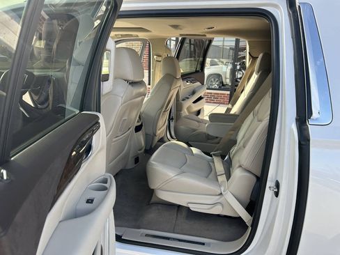 Used 2016 Cadillac Escalade ESV Luxury image 27