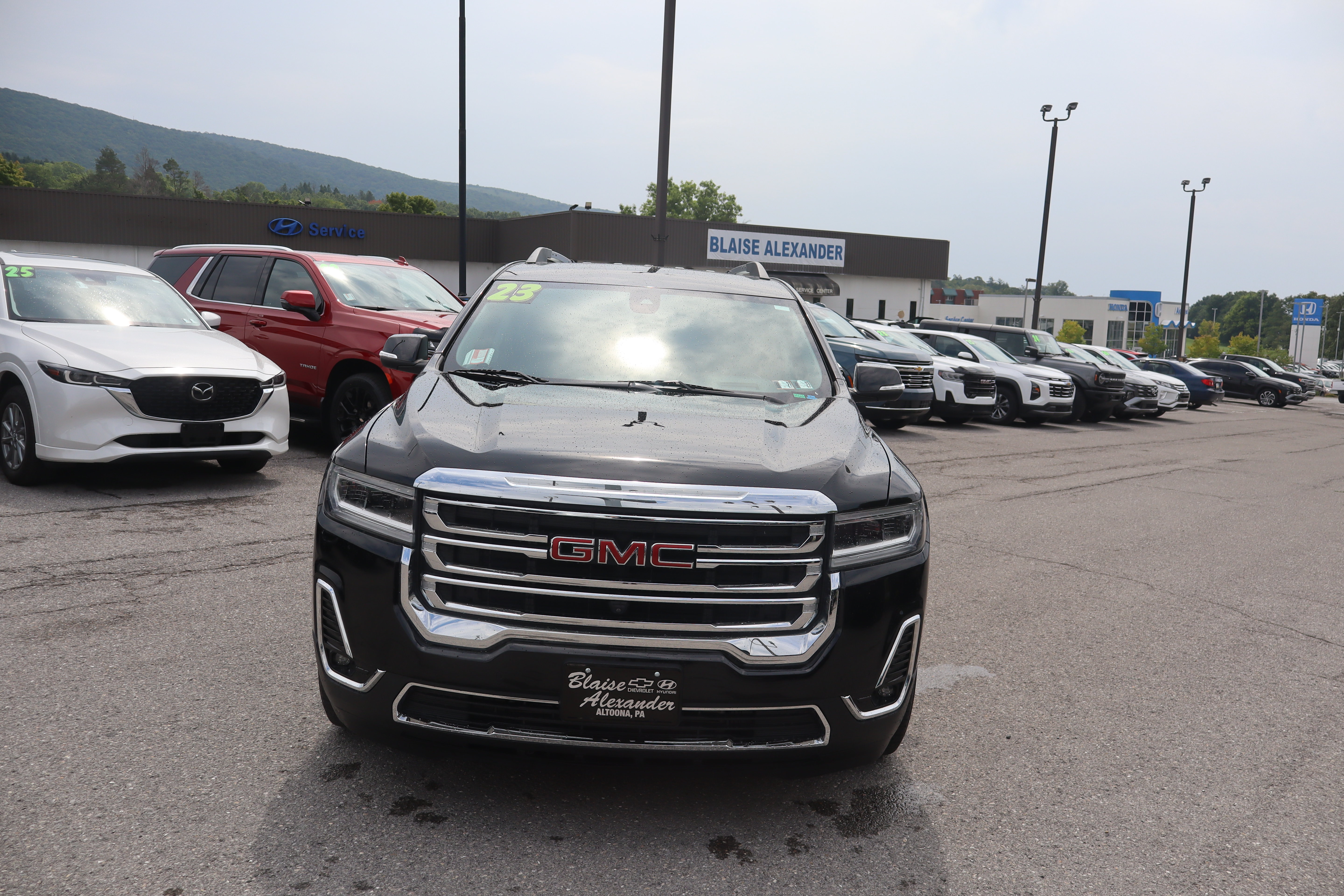 Used 2023 GMC Acadia SLT w/ Technology Package AWD/4WD image 9