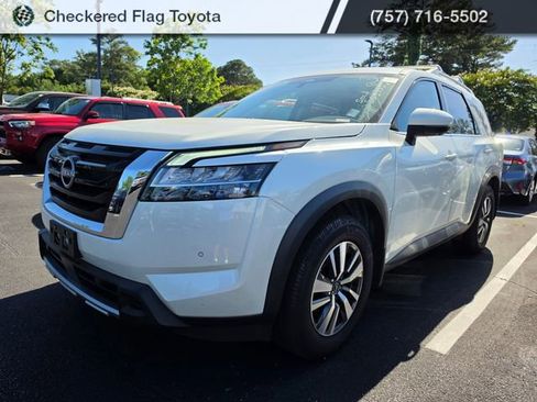 Used 2024 Nissan Pathfinder SL FWD image 1