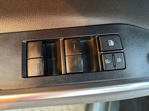 Used 2025 Toyota Highlander XLE AWD/4WD image 19