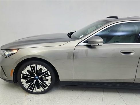 Used 2025 BMW i5 xDrive40 image 4