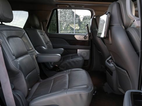 Used 2018 Lincoln Navigator Reserve w/ Technology Package image 43