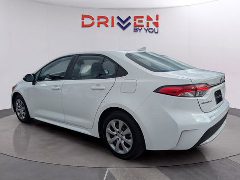 Used 2022 Toyota Corolla LE image 3