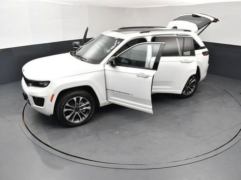 Used 2023 Jeep Grand Cherokee Overland w/ Luxury Tech Group IV AWD/4WD image 27