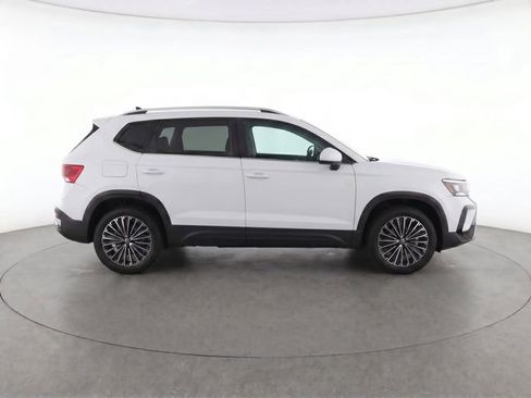 Used 2025 Volkswagen Taos SE FWD image 2