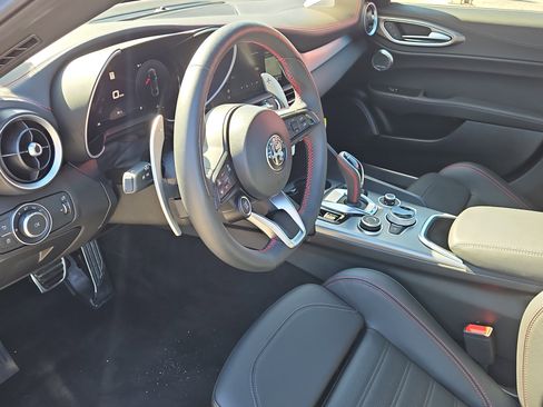 Used 2024 Alfa Romeo Giulia image 9