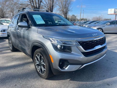 Used 2022 Kia Seltos EX image 3