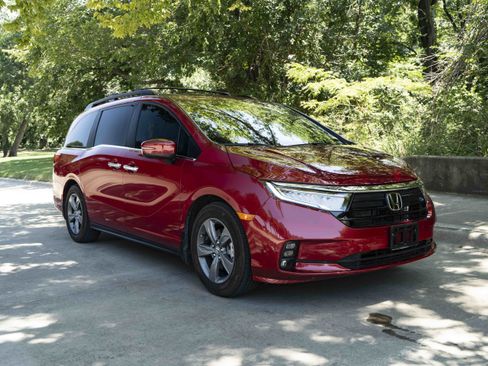 Used 2024 Honda Odyssey EX image 2