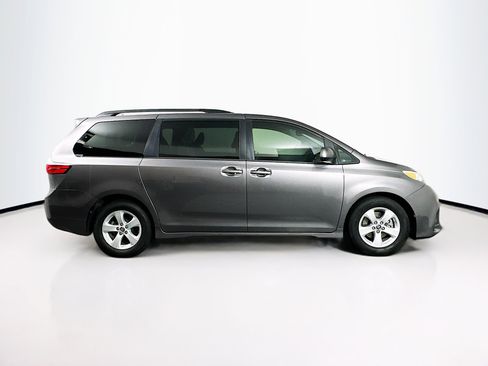 Used 2018 Toyota Sienna LE FWD image 10