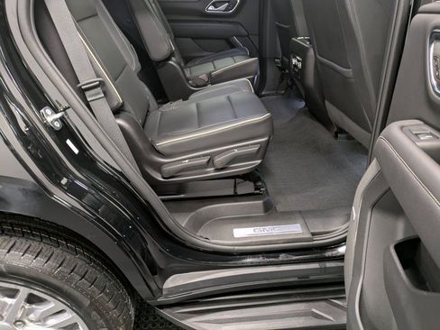 Used 2023 GMC Yukon SLT w/ SLT Luxury Package image 25