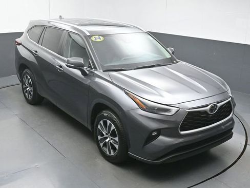 Used 2024 Toyota Highlander XLE FWD image 42