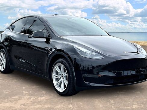 Used 2024 Tesla Model Y Long Range AWD/4WD image 3