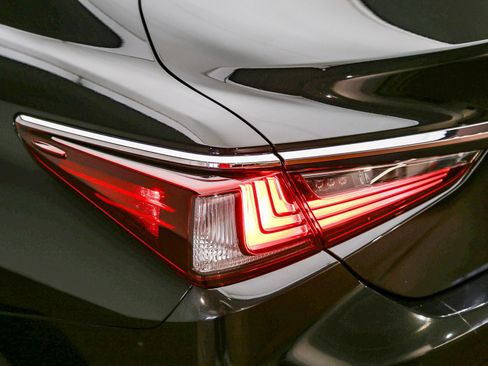 Used 2025 Lexus ES 350 w/ Accessory Package (Z2) FWD image 12