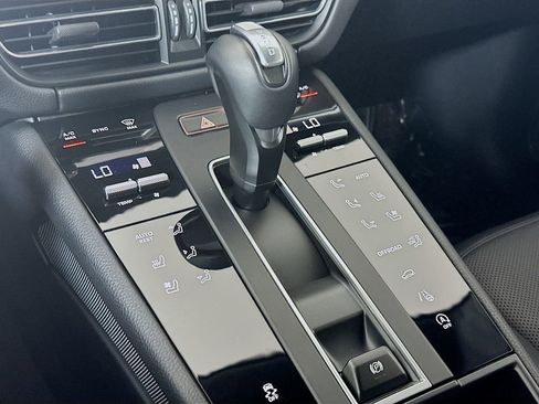 Certified 2026 Porsche Macan image 17