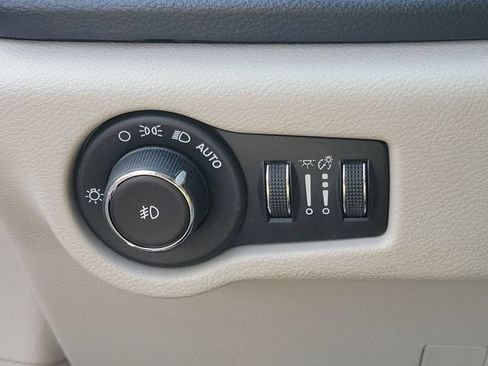Used 2018 Chrysler Pacifica Limited w/ Tire & Wheel Group FWD image 34
