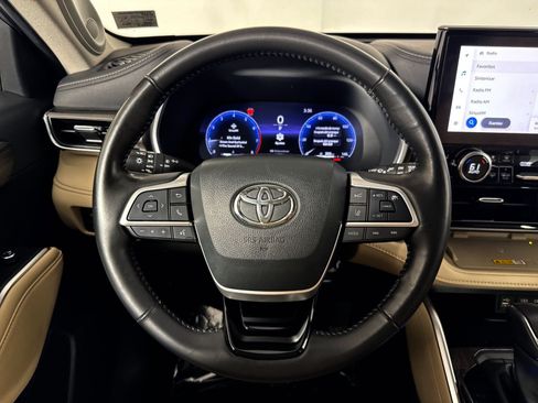 Used 2023 Toyota Highlander Limited AWD/4WD image 16
