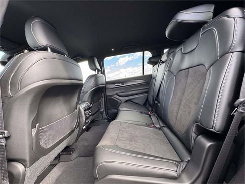 New 2025 Jeep Grand Cherokee L Laredo image 17