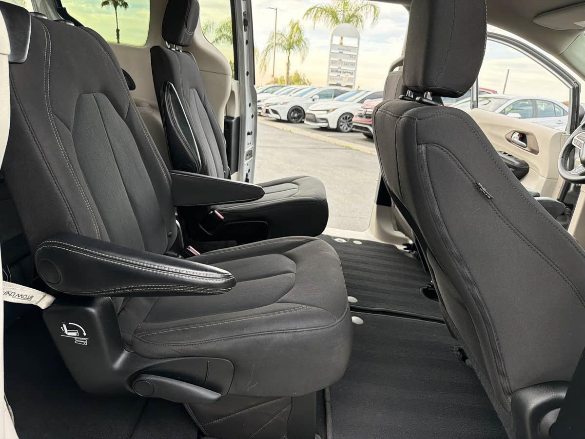 Used 2022 Chrysler Voyager LX FWD image 23