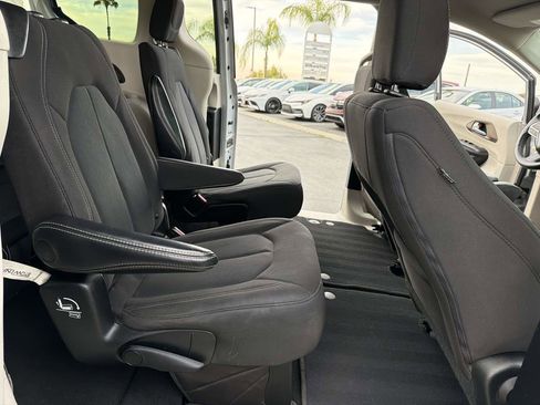 Used 2022 Chrysler Voyager LX FWD image 23