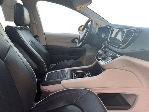 Used 2023 Chrysler Pacifica Limited image 15
