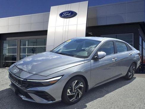 Used 2025 Hyundai Elantra SEL FWD image 4