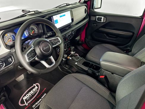 Used 2024 Jeep Wrangler Unlimited Sahara w/ Technology Group AWD/4WD image 5