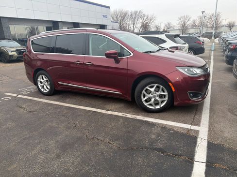 Used 2018 Chrysler Pacifica Touring-L Plus w/ Tire & Wheel Group image 6