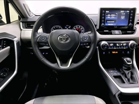 Used 2020 Toyota RAV4 XLE Premium FWD image 6