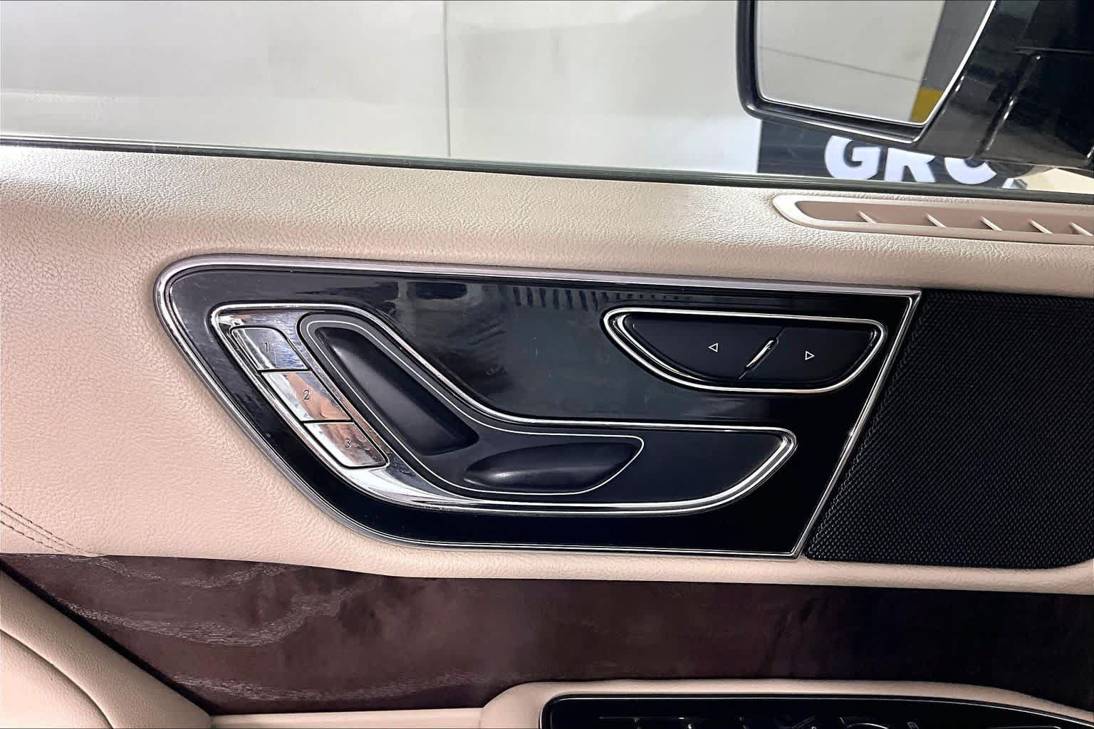 Used 2018 Lincoln Navigator Select w/ Cargo Package RWD image 30