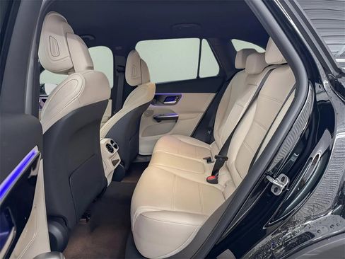 Used 2025 Mercedes-Benz GLC 300 image 12