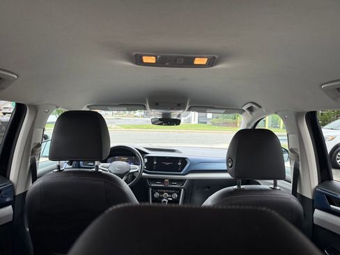 Used 2024 Volkswagen Taos SE image 32