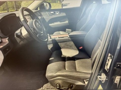 Used 2024 Volvo XC60 B5 Plus w/ Climate Package AWD/4WD image 3